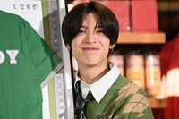 松島聡（timelesz）。過去にはトム・フェルトンに会うため、プライベートで6時間も並んでサインをもらったこともあるほどのファン