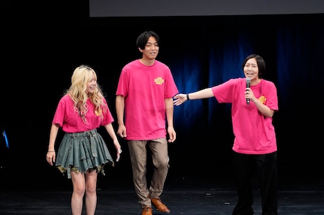 エルフはる（右）と例えば炎・田上（中央）が似ている（写真提供：吉本興業）