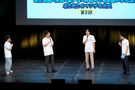 MCを務めたエバースとカベポスター（写真提供：吉本興業）