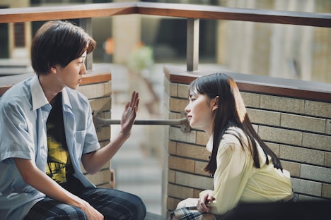 「恋に至る病」より、クラスメイトの手を見つめる寄河景（山田杏奈）