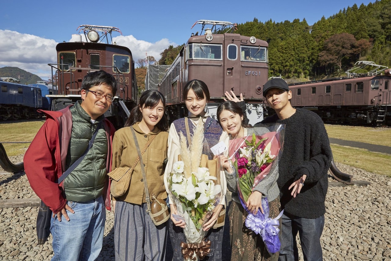 「長崎―閃光の影で―」メイキング写真。左から松本准平、川床明日香、菊池日菜子、小野花梨、田中偉登