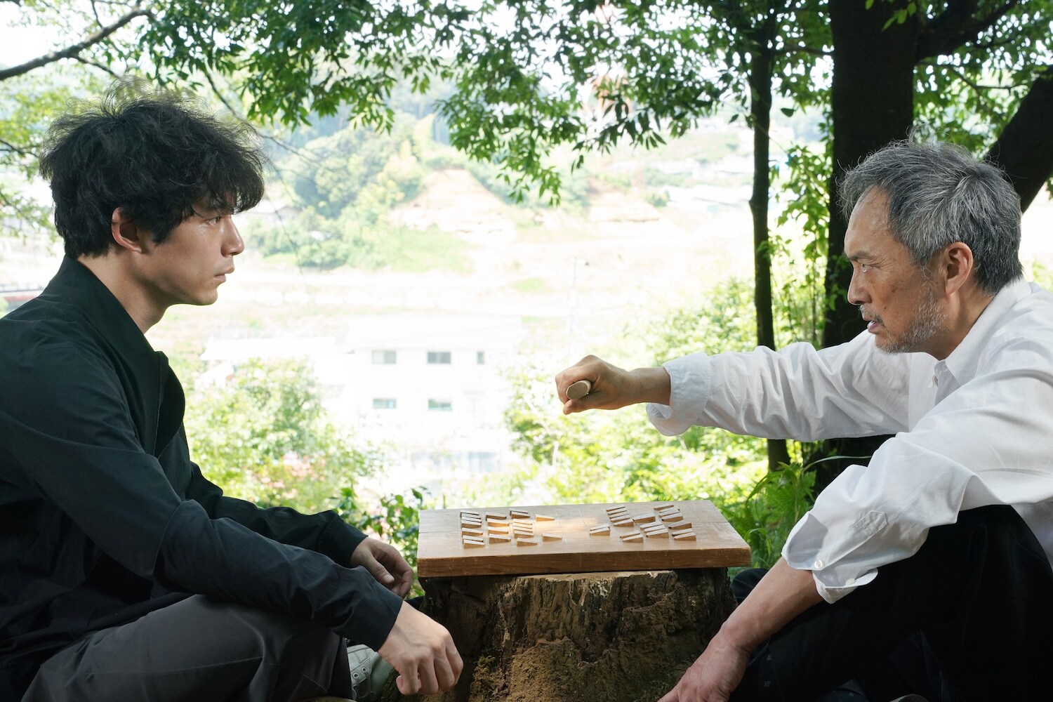 盤上の向日葵」新写真、坂口健太郎演じる天才棋士の人生を映し出す