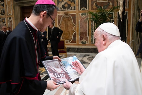 「長崎―閃光の影で―」完成前のチラシを手にする前教皇フランシスコ（右）と、カトリック大阪高松大司教区の酒井俊弘 補佐司教（左） ©︎Vatican Media