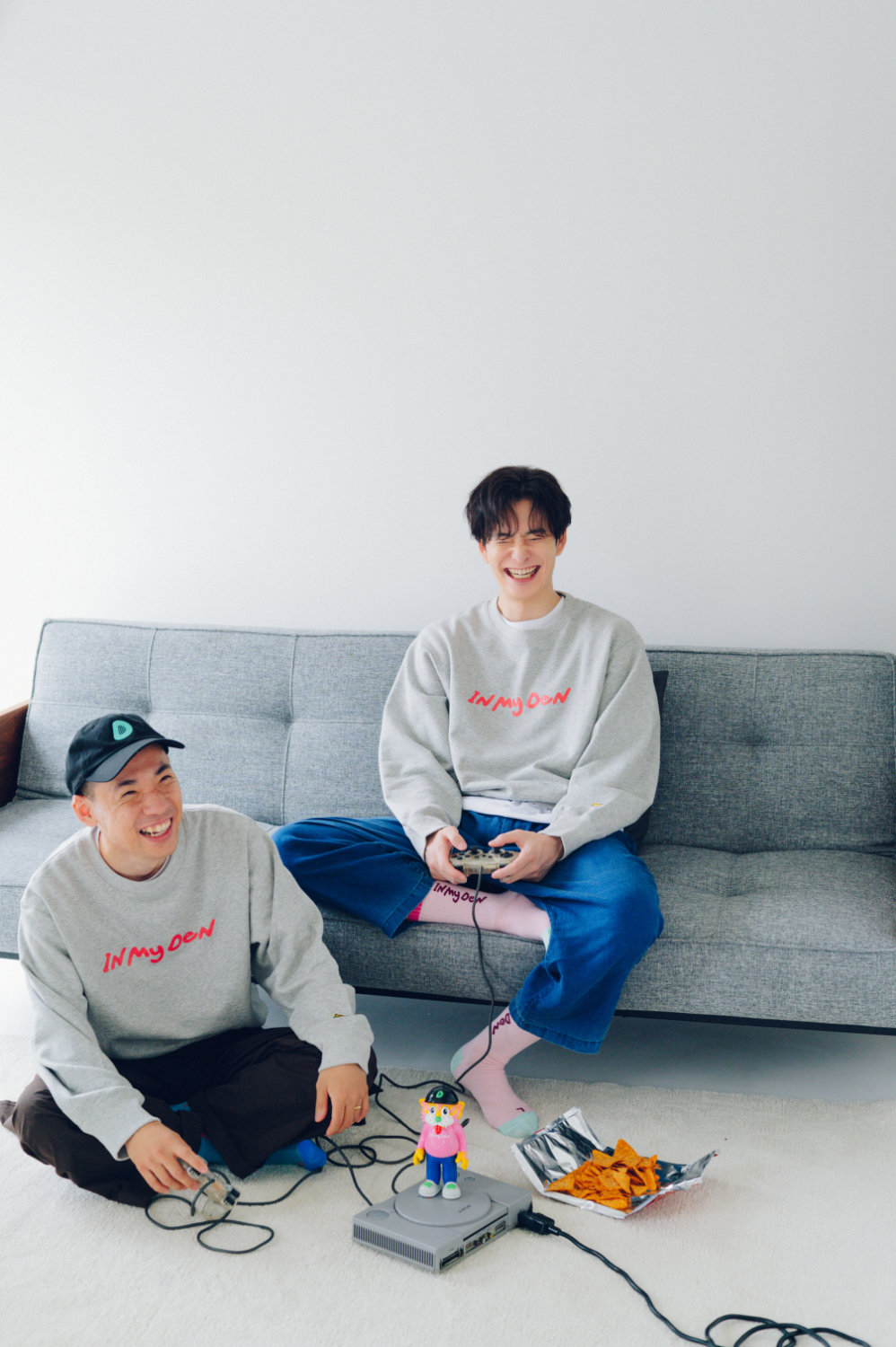 岡田将生（奥）とよねもとよね（手前）