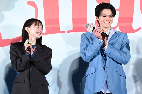 左から山田杏奈、鈴鹿央士