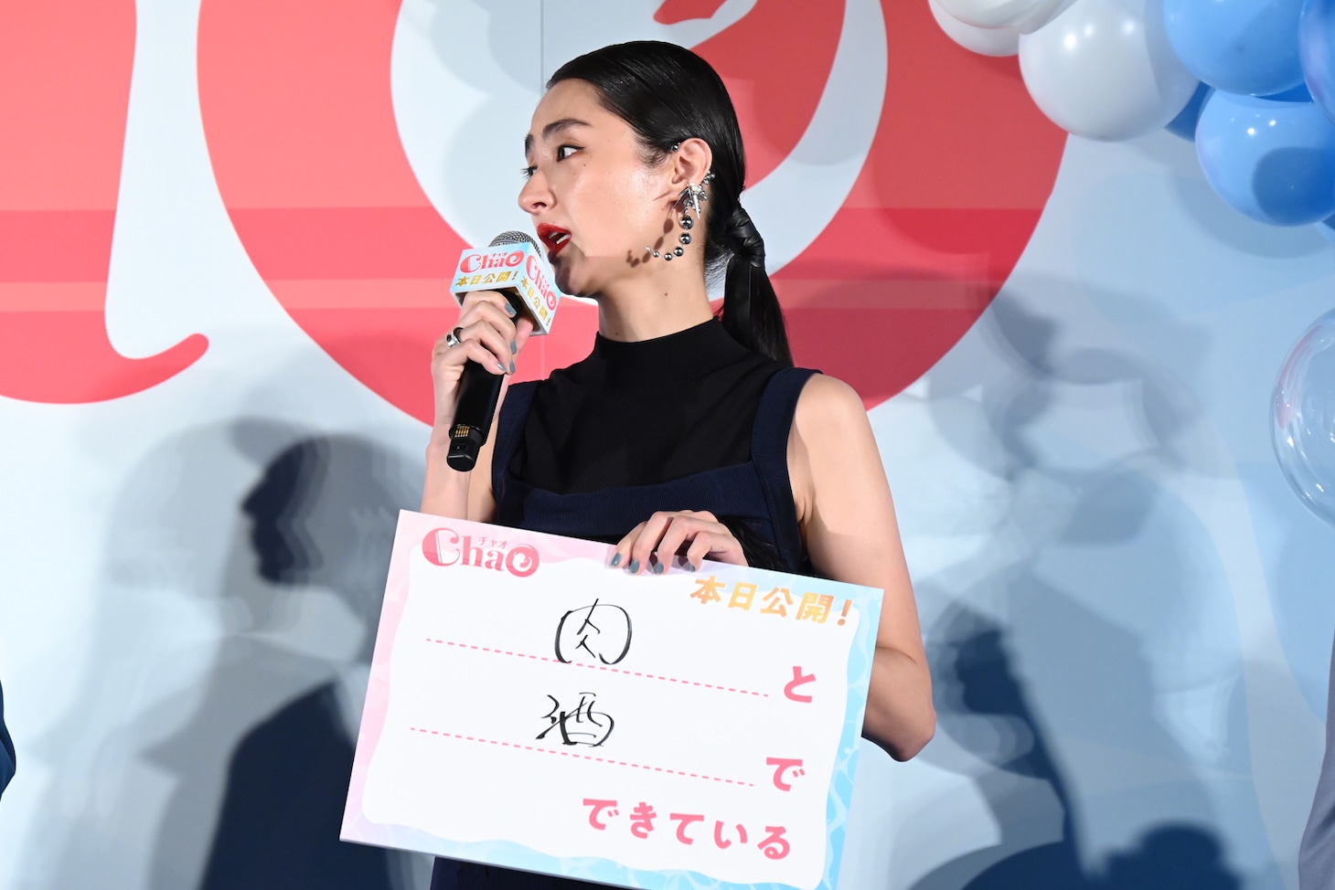 自身は「肉と酒でできている」と語るシシド・カフカ