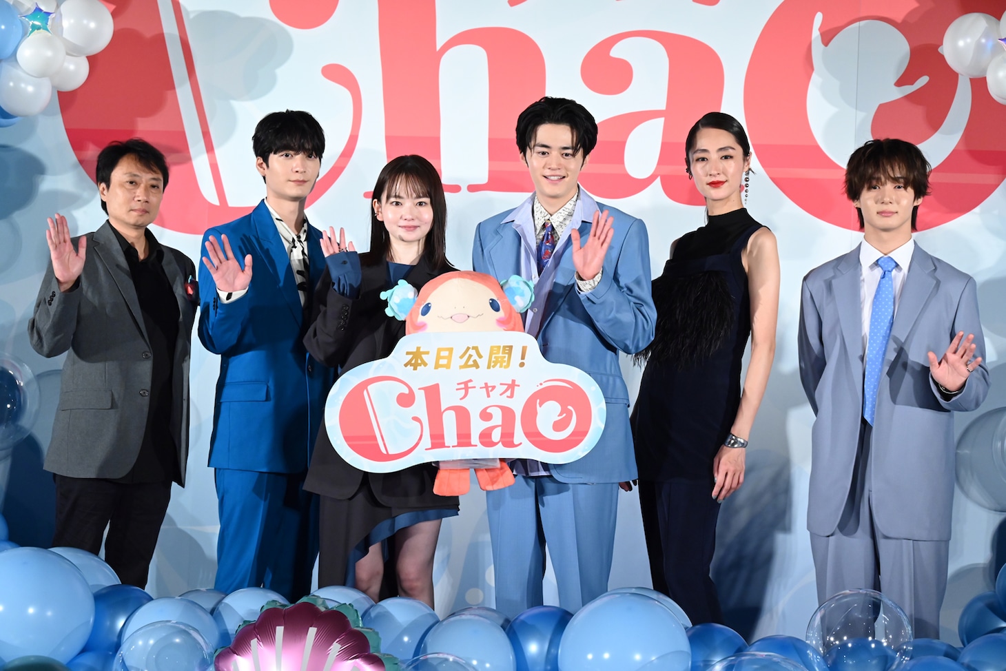 「ChaO」初日舞台挨拶の様子。左から青木康浩、梅原裕一郎、山田杏奈、鈴鹿央士、シシド・カフカ、太田駿静