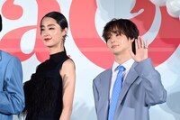 左からシシド・カフカ、太田駿静