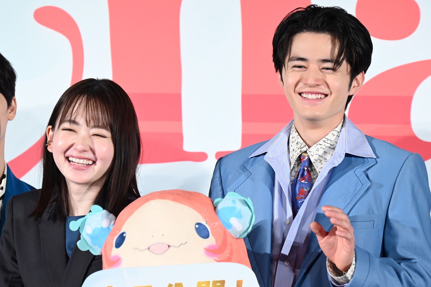 左から山田杏奈、鈴鹿央士