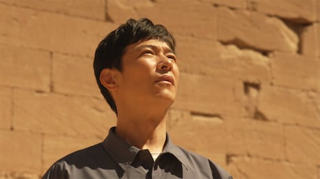NHKスペシャル「エジプト 悠久の王国（後編）」より、アスワンの遺跡を訪れる堺雅人