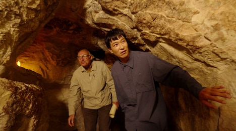 NHKスペシャル「エジプト 悠久の王国（前編）」より、クフ王の大ピラミッド内部を探索する堺雅人（右）