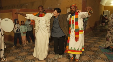 NHKスペシャル「エジプト 悠久の王国（後編）」より、ブラックファラオを生んだヌビアの人々と交流する堺雅人（中央）