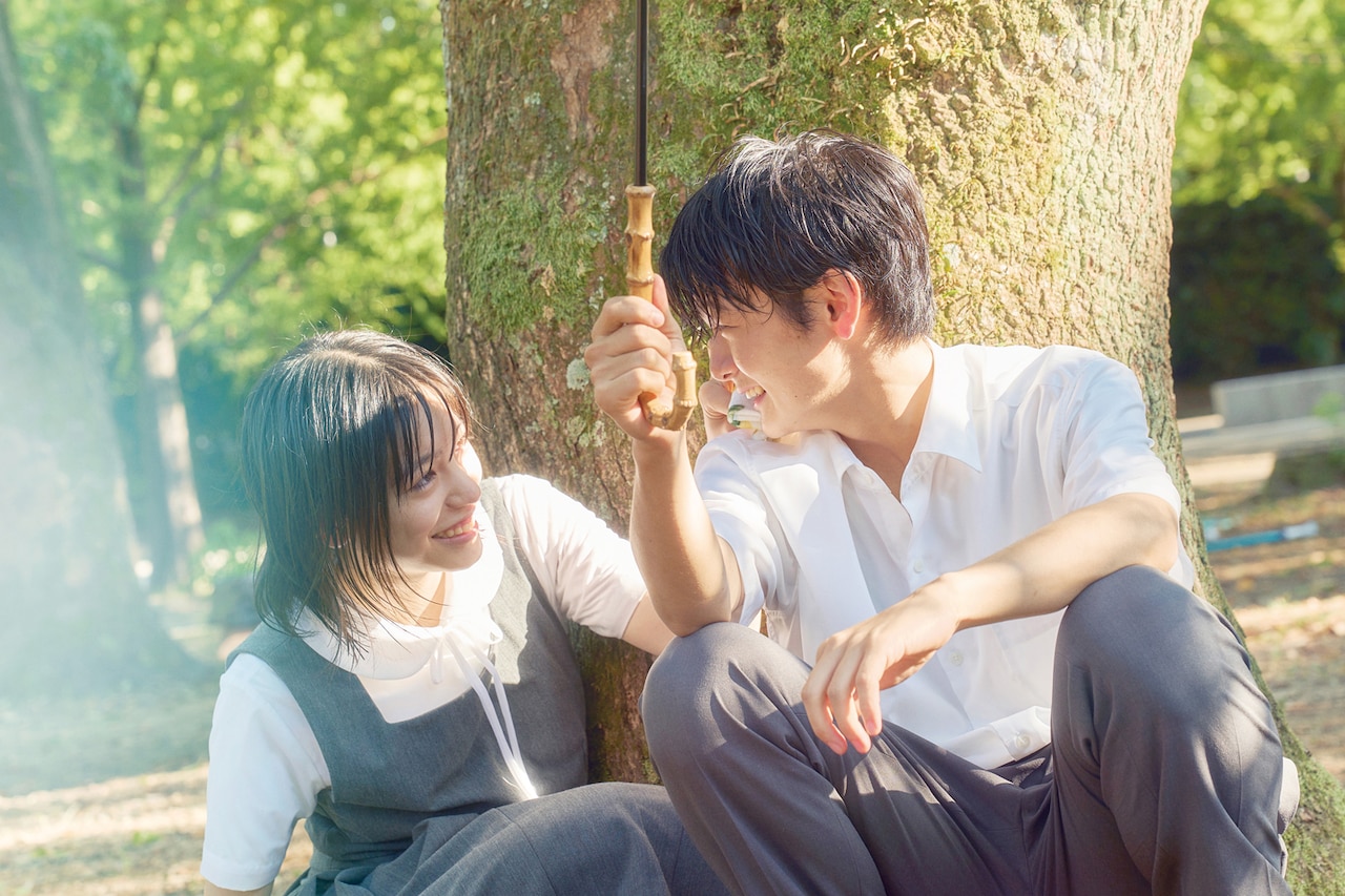 當真あみ×齋藤潤の映画「ストロベリームーン」新写真　“13年後”演じる杉野遥亮らの姿も