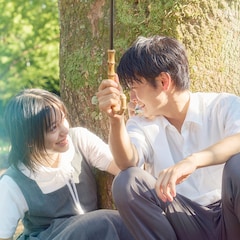 當真あみ×齋藤潤の映画「ストロベリームーン」新写真 “13年後”演じる杉野遥亮らの姿も