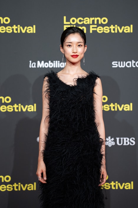 第78回ロカルノ国際映画祭のレッドカーペットに登場した河合優実 ©Locarno Film Festival / Ti-Press