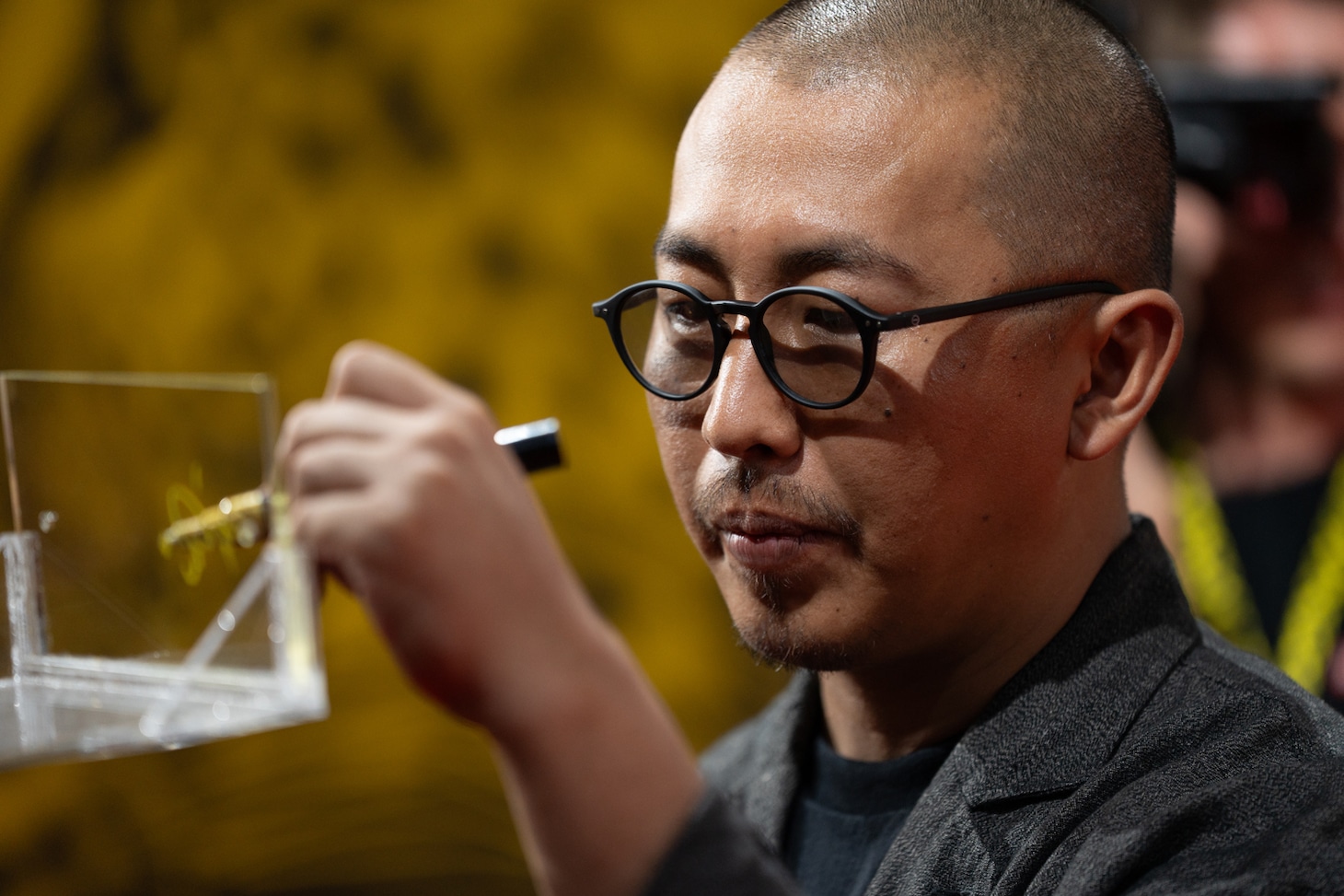 第78回ロカルノ国際映画祭でサインをする三宅唱 ©Locarno Film Festival / Ti-Press