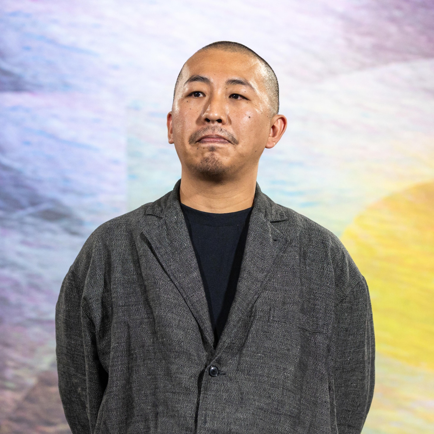 第78回ロカルノ国際映画祭のフォトコールに参加した三宅唱 ©Locarno Film Festival / Ti-Press