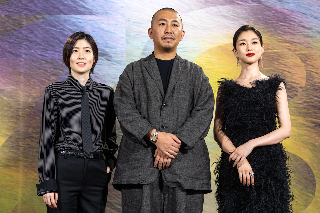 第78回ロカルノ国際映画祭に参加したシム・ウンギョン（左）、三宅唱（中央）、河合優実（右）