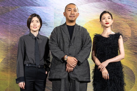 第78回ロカルノ国際映画祭のフォトコールに参加したシム・ウンギョン（左）、三宅唱（中央）、河合優実（右）©Locarno Film Festival / Ti-Press