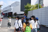 東宝スタジオ内を案内する立松雄太郎（奥）と子供たち