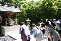 枚岡神社で参拝する子供たち