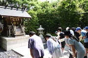 枚岡神社で参拝する子供たち