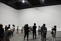 白ホリのスタジオを見学する様子