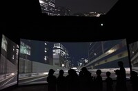 LEDパネルに高速道路を走る映像を再生する様子