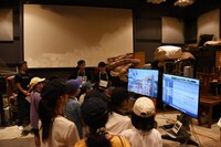 効果音を制作するフォーリー体験の様子