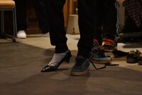 ヒールの靴で歩き、効果音を作る長谷川剛の足元