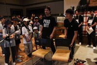 フォーリーの説明をする長谷川剛（中央左）