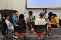 短編映画制作のため、ストーリーや設定を話し合う子供たち