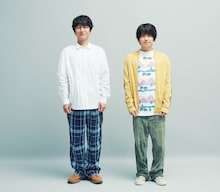 左から波多野玄一を演じる及川光博、作田索に扮する手越祐也