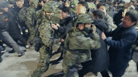 「非常戒厳前夜」場面写真