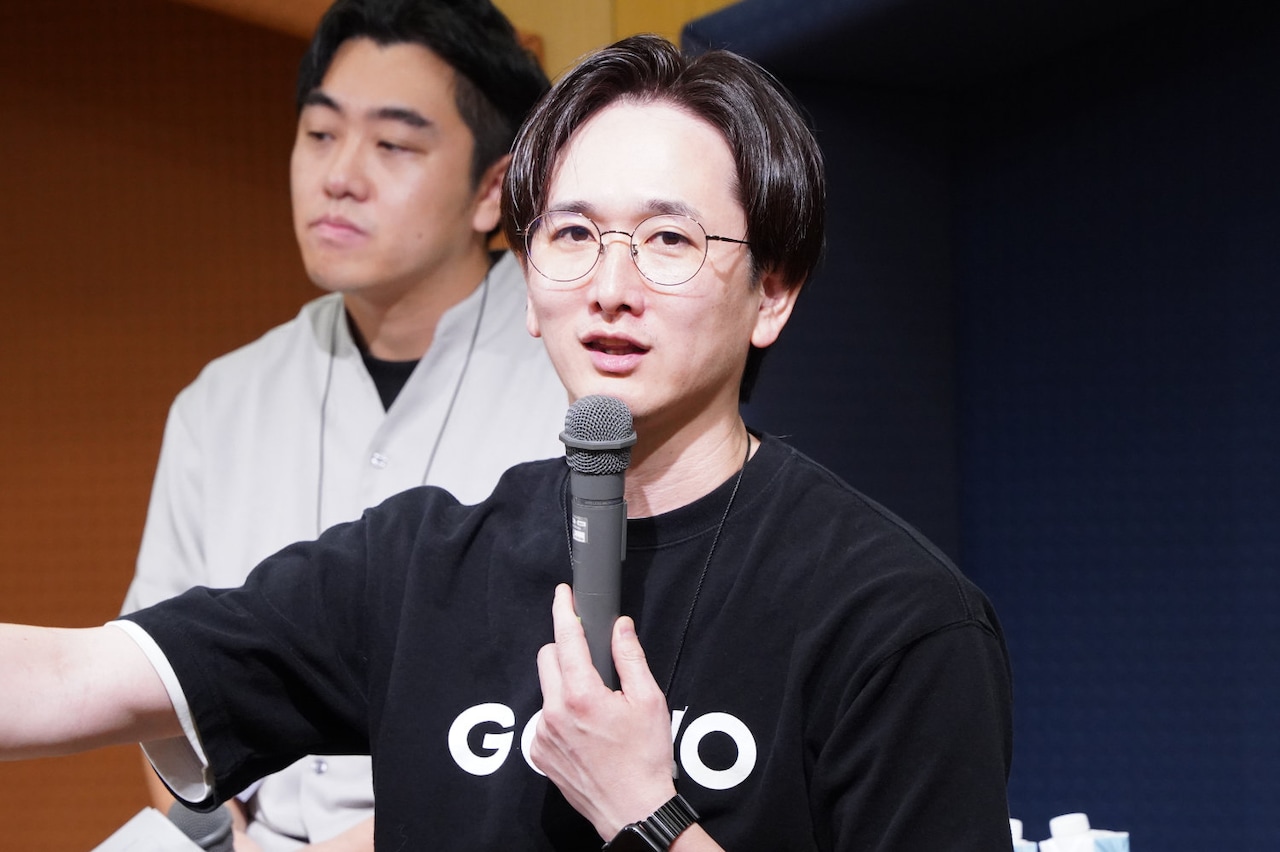 田中聡氏（手前）