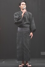 「火喰鳥を、喰う」完成披露試写会より、スモークに包まれながら登場した水上恒司