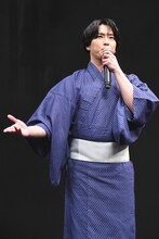 「火喰鳥を、喰う」完成披露試写会より、「シャッターチャンスです」と報道陣にアピールし、多くのフラッシュを浴びた宮舘涼太