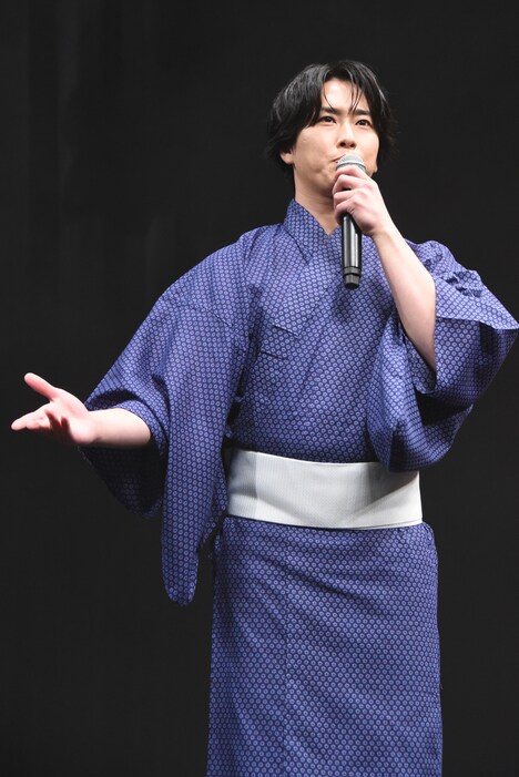 「火喰鳥を、喰う」完成披露試写会より、「シャッターチャンスです」と報道陣にアピールし、多くのフラッシュを浴びた宮舘涼太