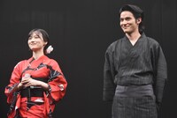 「火喰鳥を、喰う」完成披露試写会より、宮舘涼太に「辛くないワサビって、本物だと思いませんか？」と問われた水上恒司（右）と山下美月（左）