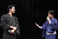 「火喰鳥を、喰う」完成披露試写会より、家でセリフを覚える様子を再現する宮舘涼太（右）と、実演途中の宮舘と目が合った水上恒司（左）