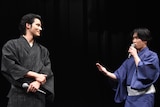 「火喰鳥を、喰う」完成披露試写会より、家でセリフを覚える様子を再現する宮舘涼太(右)と、実演途中の宮舘と目が合った水上恒司(左)