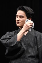 「火喰鳥を、喰う」完成披露試写会より、汗を拭う水上恒司