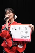 「火喰鳥を、喰う」完成披露試写会より、ねぎたまラー油牛丼からキムチマヨ牛丼への乗り換えを報告する山下美月
