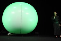 「火喰鳥を、喰う」完成披露試写会より、巨大なバルーン（左）と水上恒司（右）