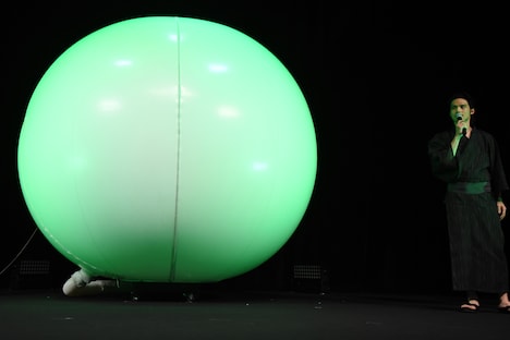 「火喰鳥を、喰う」完成披露試写会より、巨大なバルーン（左）と水上恒司（右）