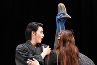 「火喰鳥を、喰う」完成披露試写会より、背後にいたヒクイドリに驚く水上恒司
