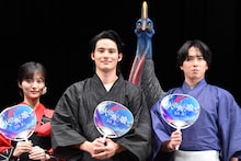 「火喰鳥を、喰う」完成披露試写会の様子。左から山下美月、水上恒司、宮舘涼太