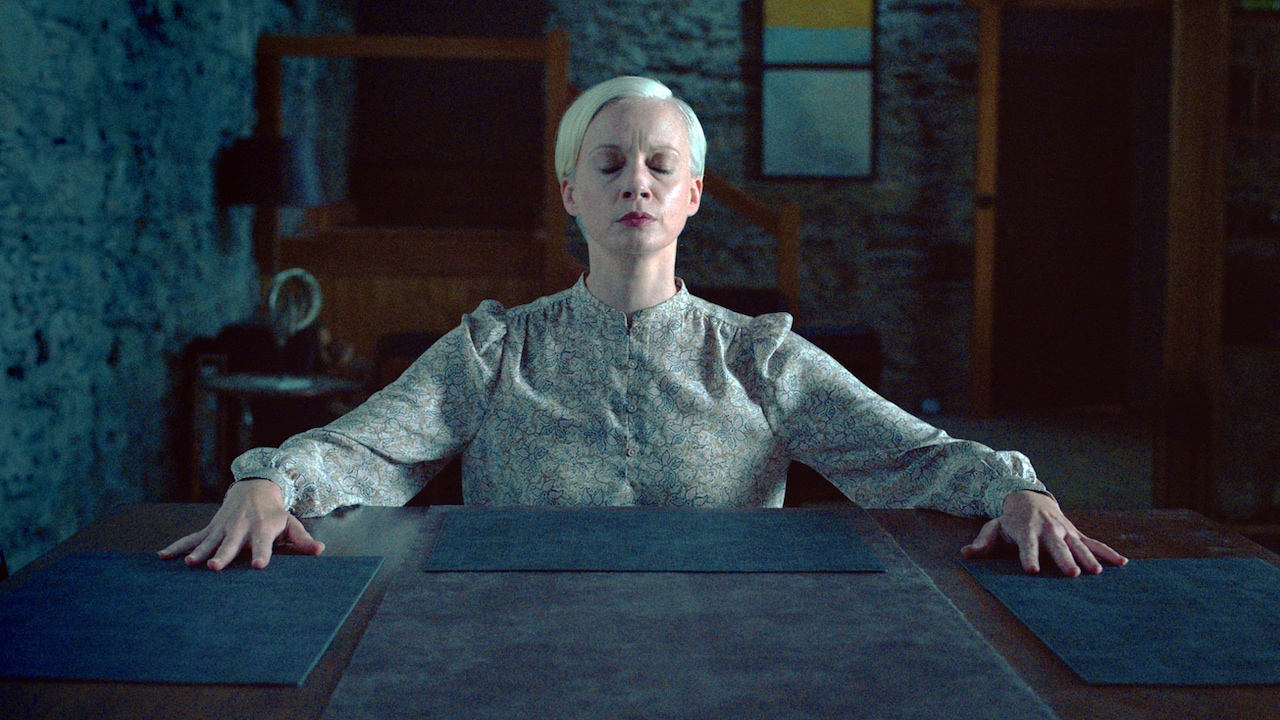 盲目の霊媒師×木製マネキンの超常ホラー「Oddity」公開、邦題は“ギャル霊媒師”が決める