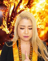 「Oddity（原題）」の邦題を霊視による鑑定で決定する“ギャル霊媒師”の飯塚唯