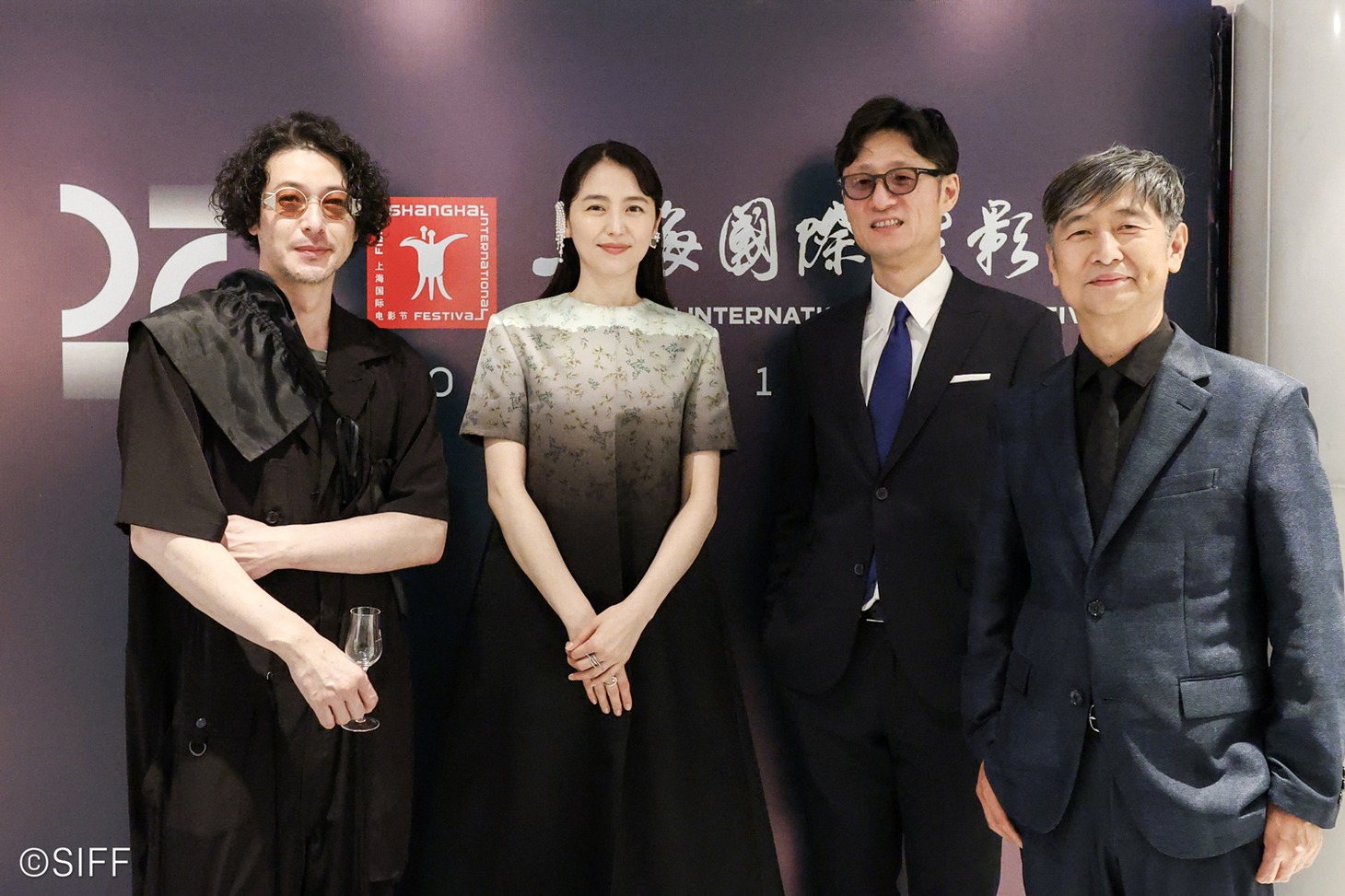 左からオダギリジョー、長澤まさみ、李相日、種田陽平